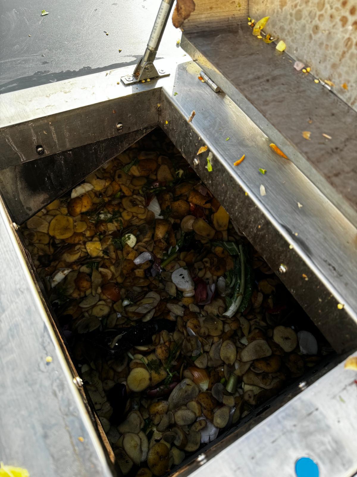 3. Biodéchets dans la cuve — prêts pour le cycle