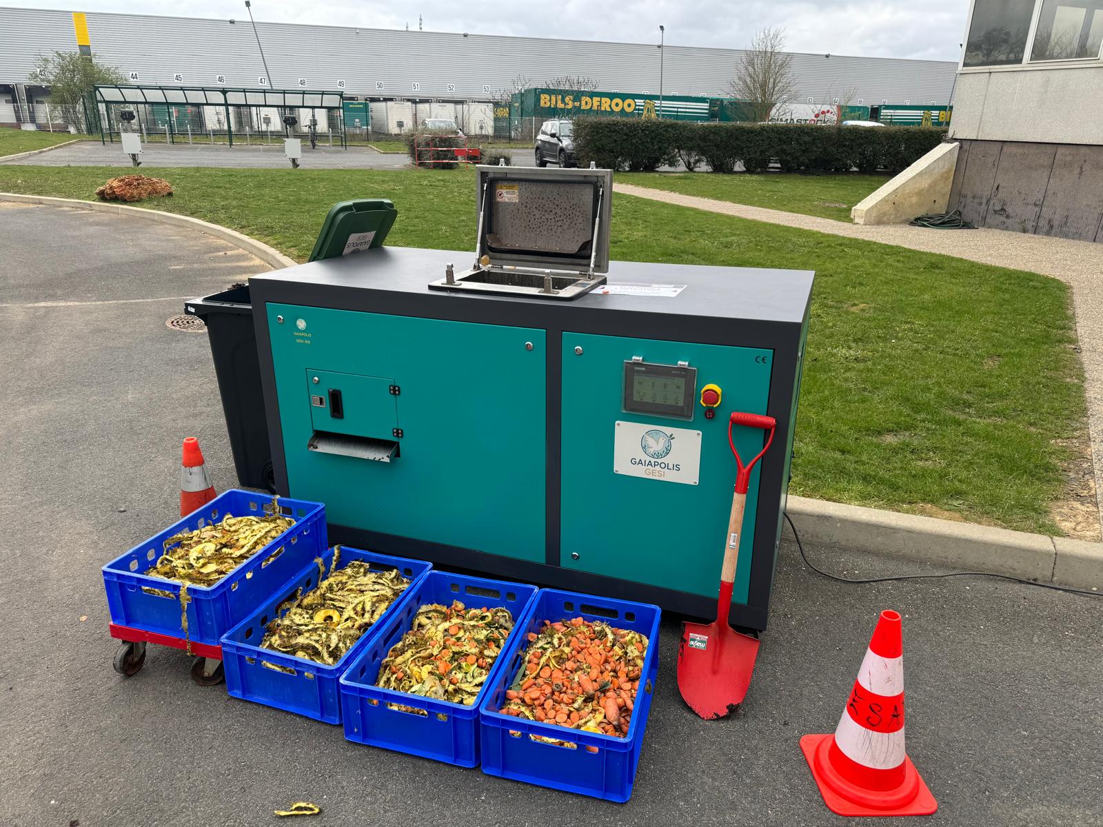 Biodigesteur GESI en extérieur avec bacs d'intrants