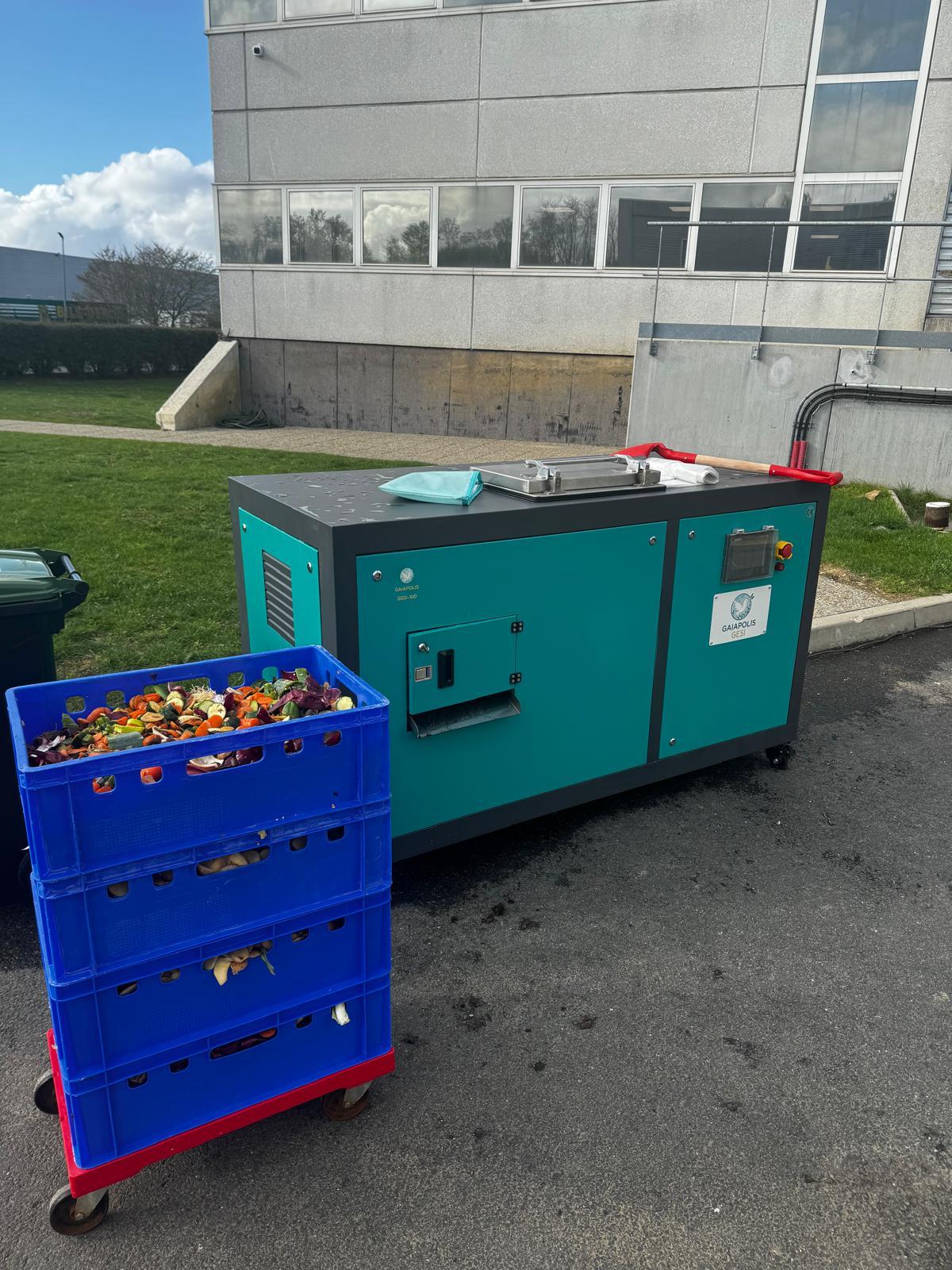 Biodigesteur GESI en extérieur avec bacs d'intrants alimentaires
